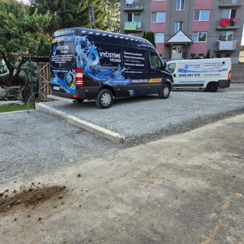 Servisné vozidlá Vyčistíme Východ na mieste zásahu.